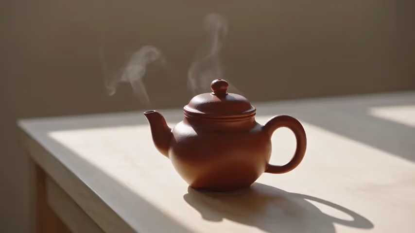 Seedance 2.5 红茶壶视频帧，用于检查克制的商品运动概念